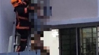 一名女子被发现吊挂在一个组屋单位的厨房窗外。 （图取自网络）