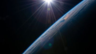 臭氧层是地球的一个保护层，太阳紫外线辐射大部被其吸收。（图取自美国太空总署）