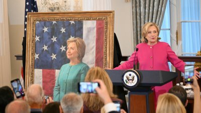 美国前国务卿希拉莉周二在国务院的富兰克林宴会厅，为自己的官方肖像揭幕，并发表讲话。（图取自法新社）