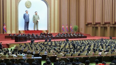 朝鲜周三结束一连两日举行的第14届最高人民会议第9次会议，并一致通过修改宪法涉及核武力量的内容。（图取自朝中社/路透社）