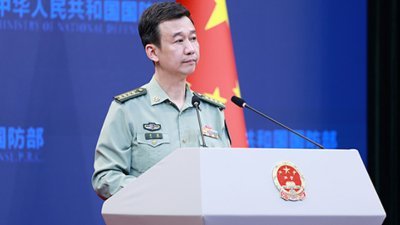 中国国防部发言人吴谦周四在每月例行记者会回答记者问题。（图取自中国国防部网站）
