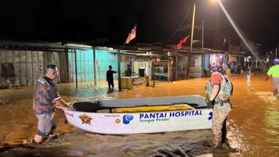 倾盆大雨造成河水泛滥，华玲甘榜依玻依及附近数个甘榜的低洼地区昨晚发生水灾，共有83户家庭244人被迫疏散。