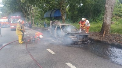 一辆宝马在路边自燃，所幸并未酿成人命伤亡！