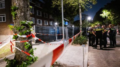 荷兰警方当地时间周四驻守在鹿特丹枪案现场。（图取自荷兰通讯社/法新社）