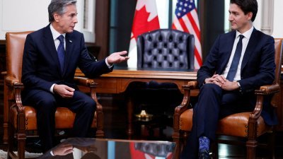 美国国务卿布林肯（左）和加拿大总理特鲁多，去年10月27日在加拿大渥太华举行双边会议。（路透社档案照）