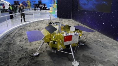2018年在广东省珠海市中国国际航空航天展览会上，展出的“嫦娥四号”月球探测器登陆器模型。（图取自路透社）