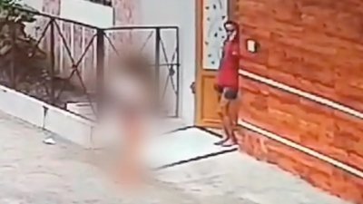 印度一名12岁女童在遭到性侵后，用衣物裹著身体挨家挨户求助，期间一名站在门口的男子疑似挥手驱赶。（图取自网络）