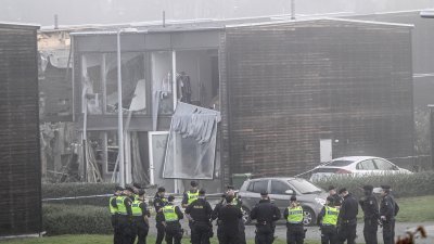 瑞典乌普萨拉一个住宅区周四凌晨发生爆炸，造成一名25岁的女子罹难。警方事后在现场展开调查。（图取自瑞典通讯社/路透社）