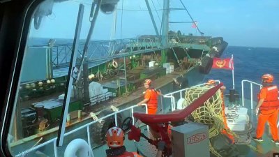 台湾海巡署舰队分署新竹海巡队周五上午在新竹海域取缔中国渔船时，遭企图逃逸渔船追逐冲撞，造成部分船体受损。（图取自中央社/海巡署舰队分署提供）