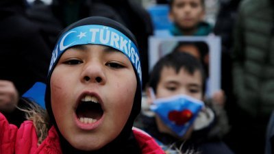 新疆维吾尔族示威者去年12月4日，在中国驻土耳其领事馆附近，参加反中国的抗议活动。（路透社档案照）
