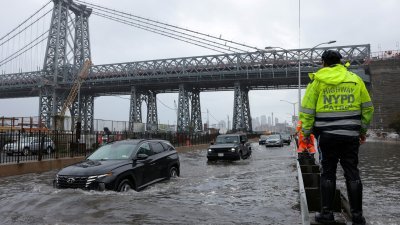 美国纽约市的街道，当地时间周五遭洪水淹没。（图取自路透社）