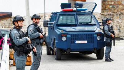 枪击事件发生后，科索沃警察周三在科索沃巴尼斯卡村巡逻。（图取自路透社）