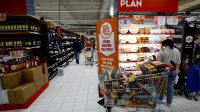 6月15日在法国尼斯一家超市的货架上，写著“反通胀挑战，第2次降价”的标语。（图取自路透社档案照）