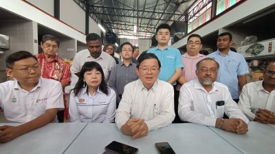 曹观友（前排左3）在郑来兴（左起）、林慧英、佳日星及拉詹德兰的陪同下，接受记者的访问。