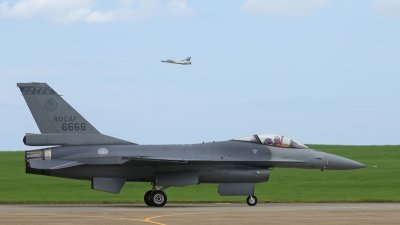 台湾空军台中清泉岗基地8月12日举行航空嘉年华活动，F-16V（Block20）战机（前）在跑道滑行准备起飞。后方为幻象2000-5战机。（图取自中央社）

