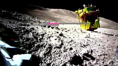 1月25日发布的照片，显示在月球表面著陆的侦测器SLIM（右上）。（图取自JAXA/TAKARA TOMY/索尼集团/同志社大学/路透社）