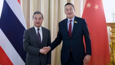 中国外交部长王毅周一在曼谷首相府会见泰国首相斯雷塔。（图取自泰国首相府/路透社）