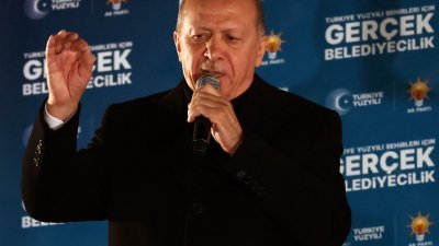 领导正义与发展党（AKP）的土耳其总统埃尔多安周一在安卡拉政党总部向支持者讲话，承认其政党面临“转折点”，并承诺尊重选举结果。（图取自法新社）