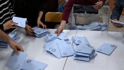 在伊斯坦布尔，土耳其各地市政选举周日结束后，选举工作人员开始在投票站计票。（图取自法新社）