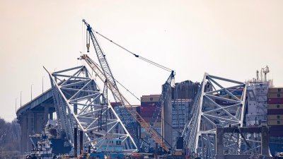 美国马里兰州巴尔的摩港是美国东海岸最大、最繁忙的港口之一，于上周五（26日）凌晨被一艘集装箱船撞击坍塌。目前美国两党为谁该出资重建大桥争吵不休。（图取自法新社）
