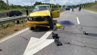 发生车祸后车子毁坏不堪及扭曲走形，皮卡司机不幸被抛出车外身首异处命丧公路。