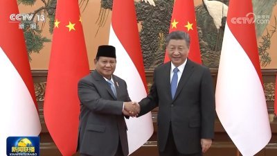 中国国家主席习近平（右）周一在北京人民大会堂，会见到访的印尼总统当选人普拉博沃。（中国央视视频截图）