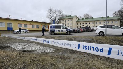 芬兰万塔市的维埃托拉小学周二发生枪击案后，警方封锁了校园，并有警员和警车驻守。（图取自法新社）