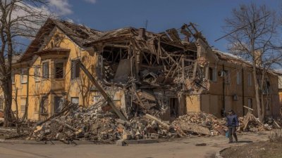乌克兰东部顿涅茨克地区的一栋建筑，在俄乌交战的炮击中严重受损。（图取自法新社）