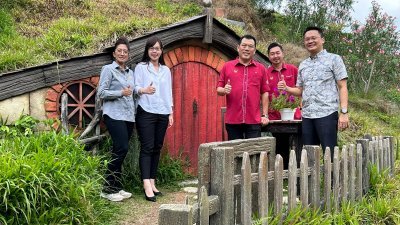 罗思义（左3）率领杨顺兴（左5）团队参观2024年霹雳旅游年推广的旅游景点和产品。左起努玛利丝、崔慈恩和王星元。