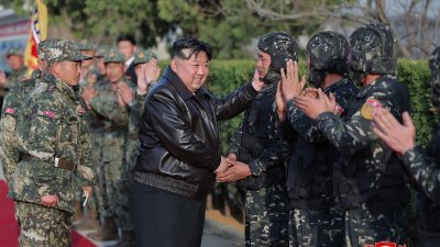 朝鲜官媒3月25日发布照片，朝鲜最高领导人金正恩前一天视察第一坦克装甲步兵团。（图取自朝中社/法新社）