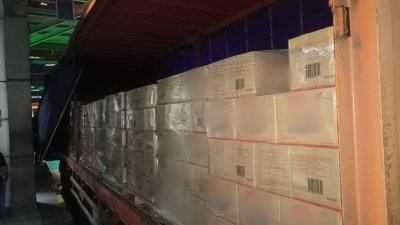 一批重达逾16公吨的沙丁鱼罐头，因未持有合法进口准证而遭充公。（图由MAQIS提供）