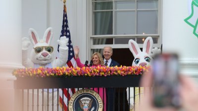 美国总统拜登与第一夫人吉尔当地时间周一在白宫复活节活动致词，拜登招呼民众，尽情享受滚彩蛋的欢乐，把白宫当自己家。（图取自中央社）