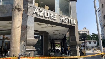 地震发生后，花莲市一家酒店的玻璃破裂、钢筋外露，现场已拉起封锁线。（图取自中央社）