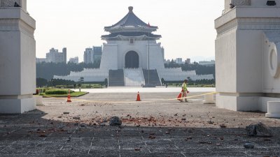 花莲县发生强烈地震，台北市剧烈摇晃，中正纪念堂自由广场牌楼有石块、碎片等掉落物，现场拉起封锁线。（图取自中央社）