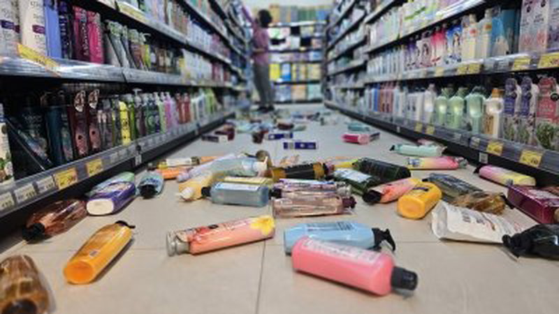 宜兰县一家连锁超商受到影响，店内架上物品散落一地。（图取自中央社）
