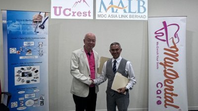 联峰首席执行员吴家义（左）与MDC亚洲首席执行员阿斯兰巴乔签署商业合作协议后合照。