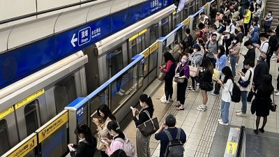 花莲县发生强烈地震，全台有感，台北捷运全线停驶，通勤民众在月台排队等候。（图取自中央社）