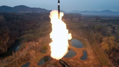 朝鲜一枚新型中长程固体燃料导弹“火星炮-16B”型导弹，周二在一个未说明的地点发射升空。（图取自朝中社/法新社）