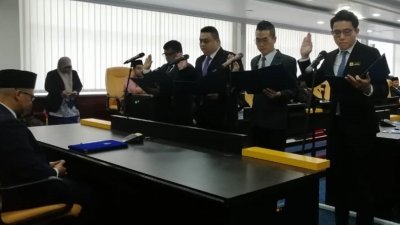 8名受委的马华巿议员宣誓就任，其中6名是原任巿议员。左2起：徐安岄、邓星峰及郑国威。