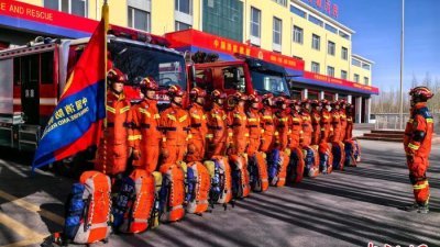 地震发生后，青海省消防救援总队第一时间集结海西州消防救援支队，做好随时出动准备。（图取自中新网/青海消防提供）