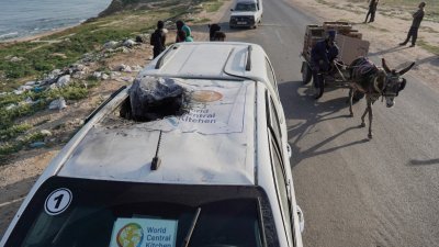 周一在加沙地带中部遭到以军袭击的世界中央厨房车队的车辆，车顶上有明显的组织标志。（图取自法新社）