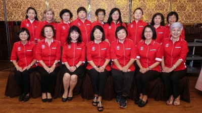 雪隆福建会馆妇女组举办《爱我乡土》马来西亚地方风采文集征选赛，前排中为主席黄玉珠。