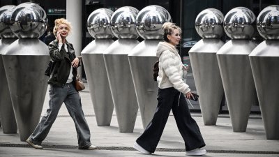 两名打扮时髦的女子周三沿著莫斯科国际商务中心（莫斯科市）的街道行走。（图取自法新社）