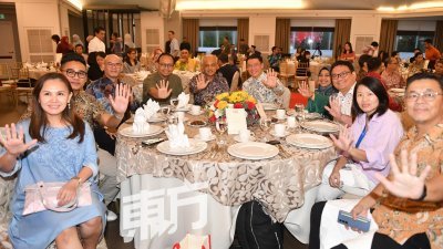 倪可敏（中）与一众媒体高层共进开斋宴。右二为《东方日报》执行主编杨紫玲。