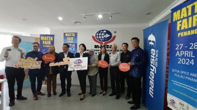 黄汉伟（左4起）、梁美琴欢迎民众届时前往参与2024年槟城MATTA旅游展。