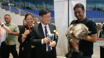 曹观友（右2）参观槟城国际猫咪嘉年华会上的猫咪。
