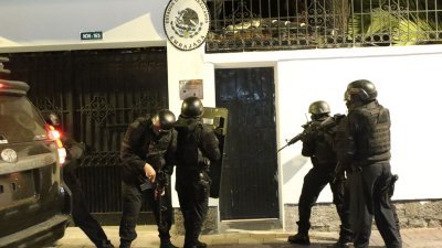 厄瓜多尔警方周五强行闯入首都基多的墨西哥大使馆，逮捕在内寻求政治庇护的厄瓜多尔前副总统格拉斯。（图取自法新社）
