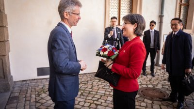 台湾副总统当选人萧美琴上个月应捷克参议院议长维斯特奇尔（左）邀请，造访布拉格。（图取自维斯特奇尔X帐号）
