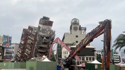 花莲市天王星大楼因地震严重倾斜，周五开始拆除，但周六上午发现大楼更加倾斜，施工暂停。（图取自中央社）