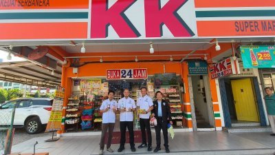 余德耀（左起）、锺镇鸿、钟志成及钟伙坤，在KK便利商店购物，声援该连锁便利商店。